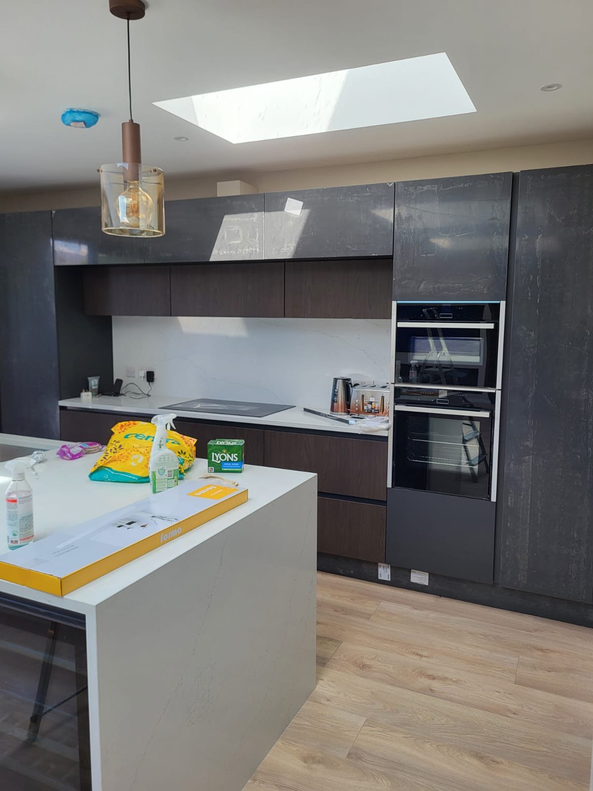 Contemporary TV wall & fireplace