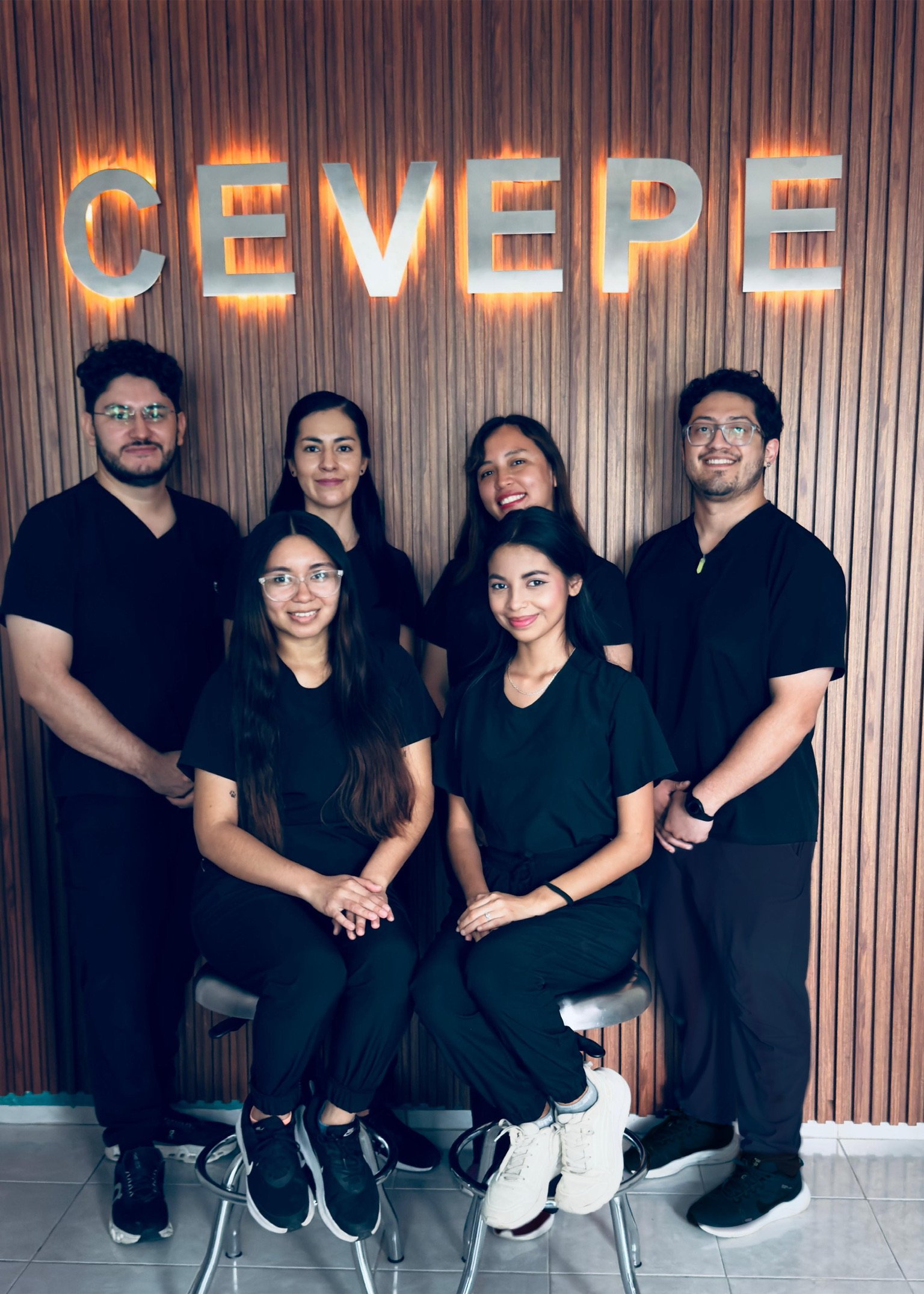 Equipo médico del Centro Veterinario Peninsular frente al letrero CEVEPE
