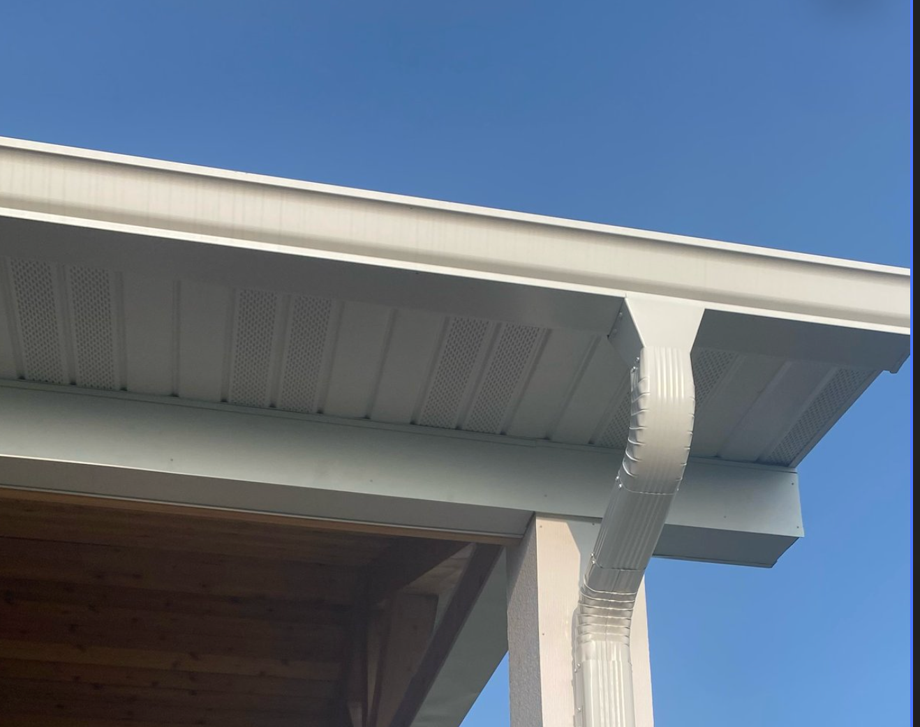 Finished aluminum soffit and fascia on a Wisconsin home