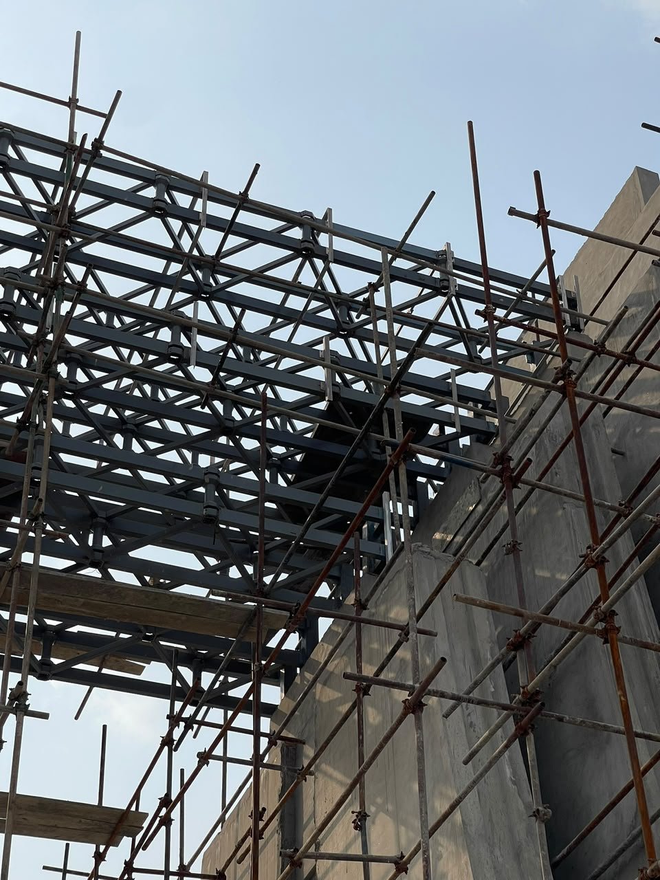 Steel gridshell entrance gate structure under construction