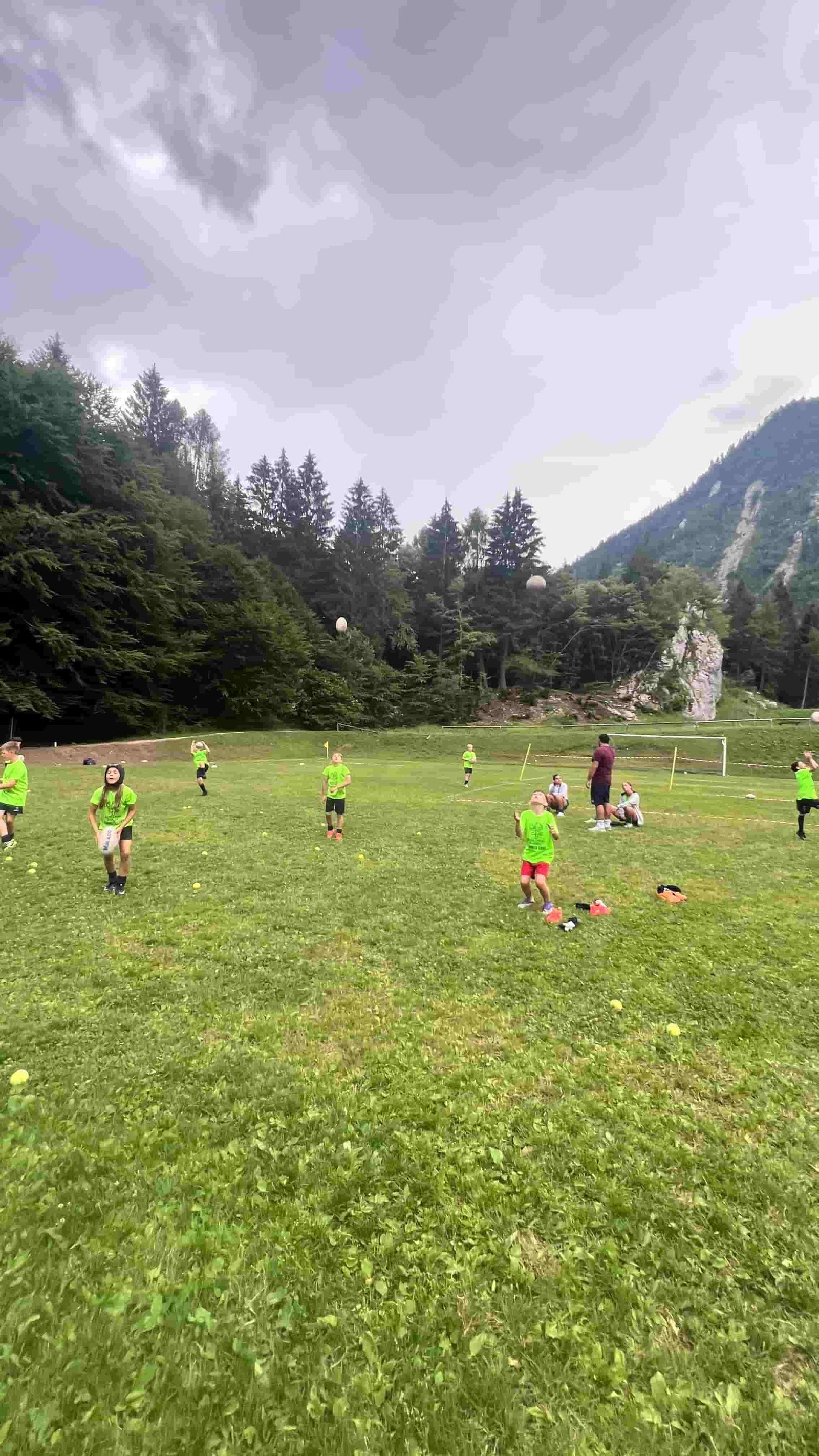 Partita di squadra nel prato verde del camp con le montagne sullo sfondo
