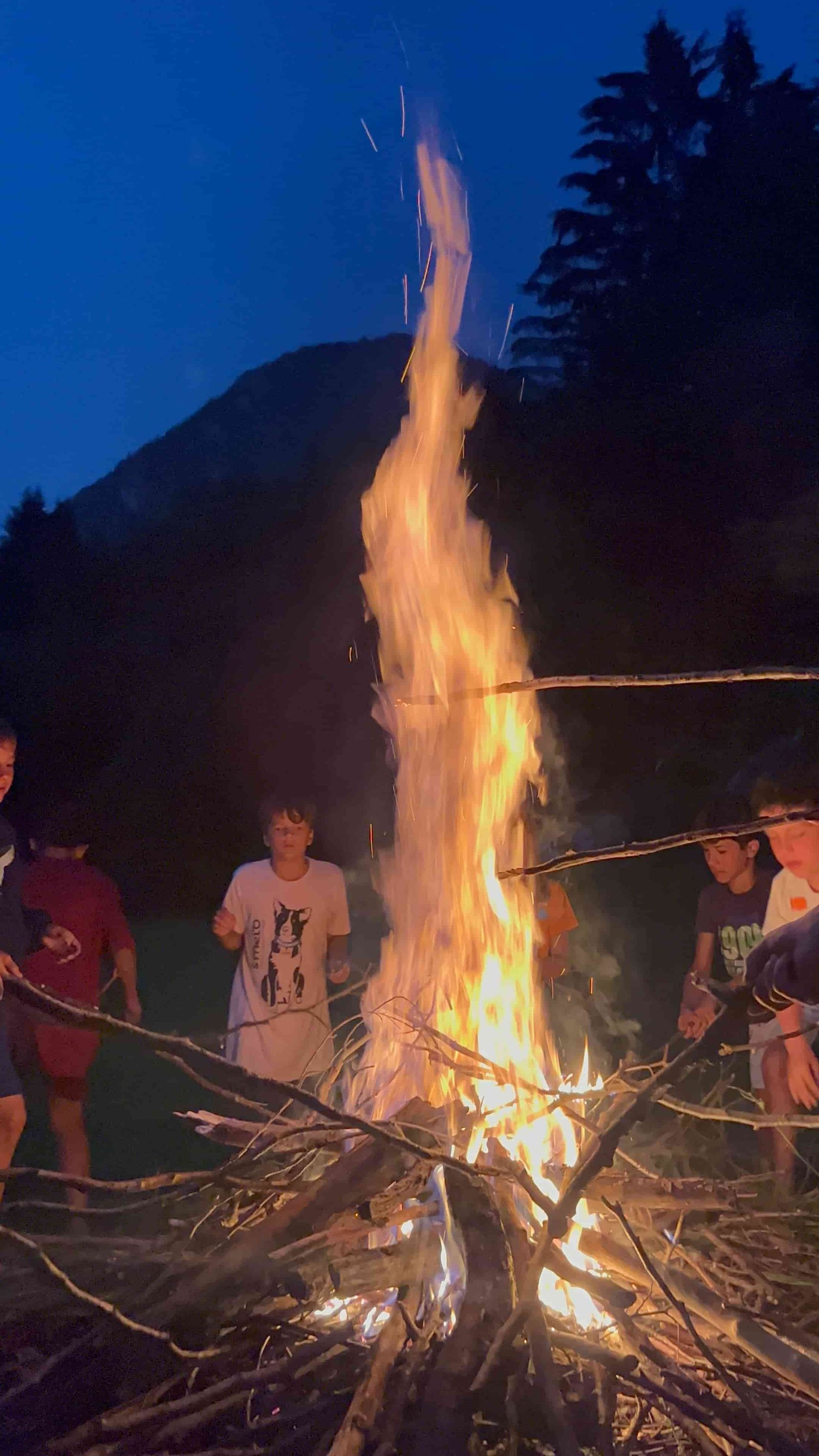Fiamme alte e scintille del falò serale al MD Multi Sport Camp