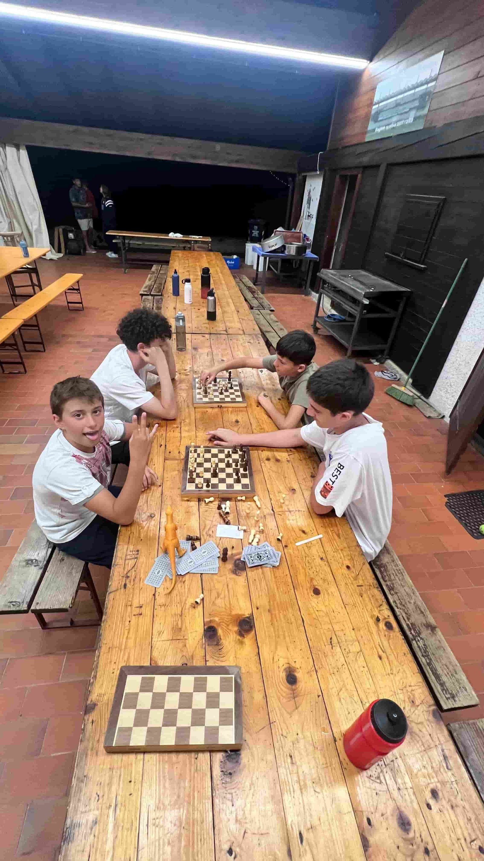 Torneo di scacchi al lungo tavolo di legno del camp