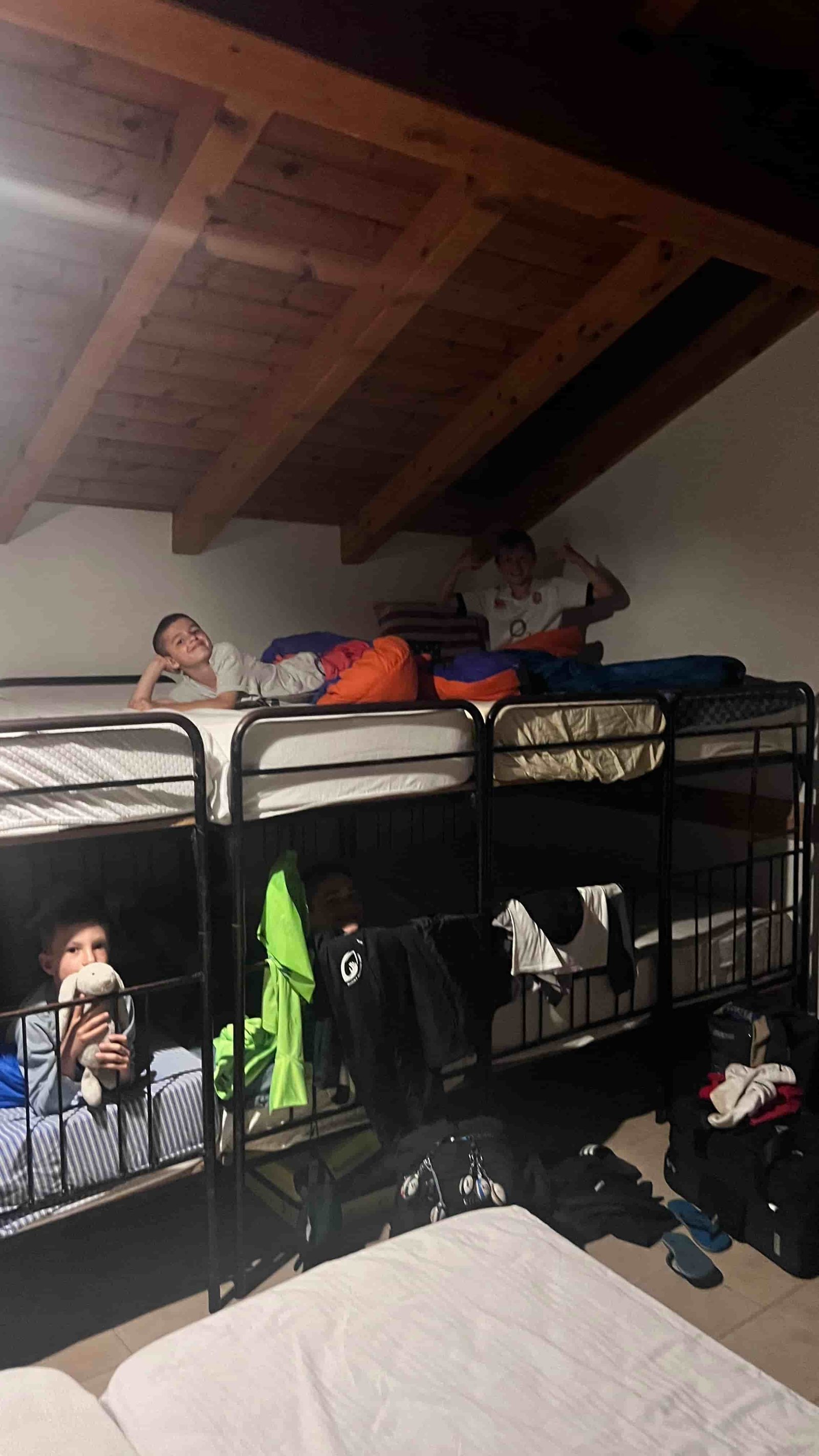 La camera con i letti a castello e il soffitto in legno