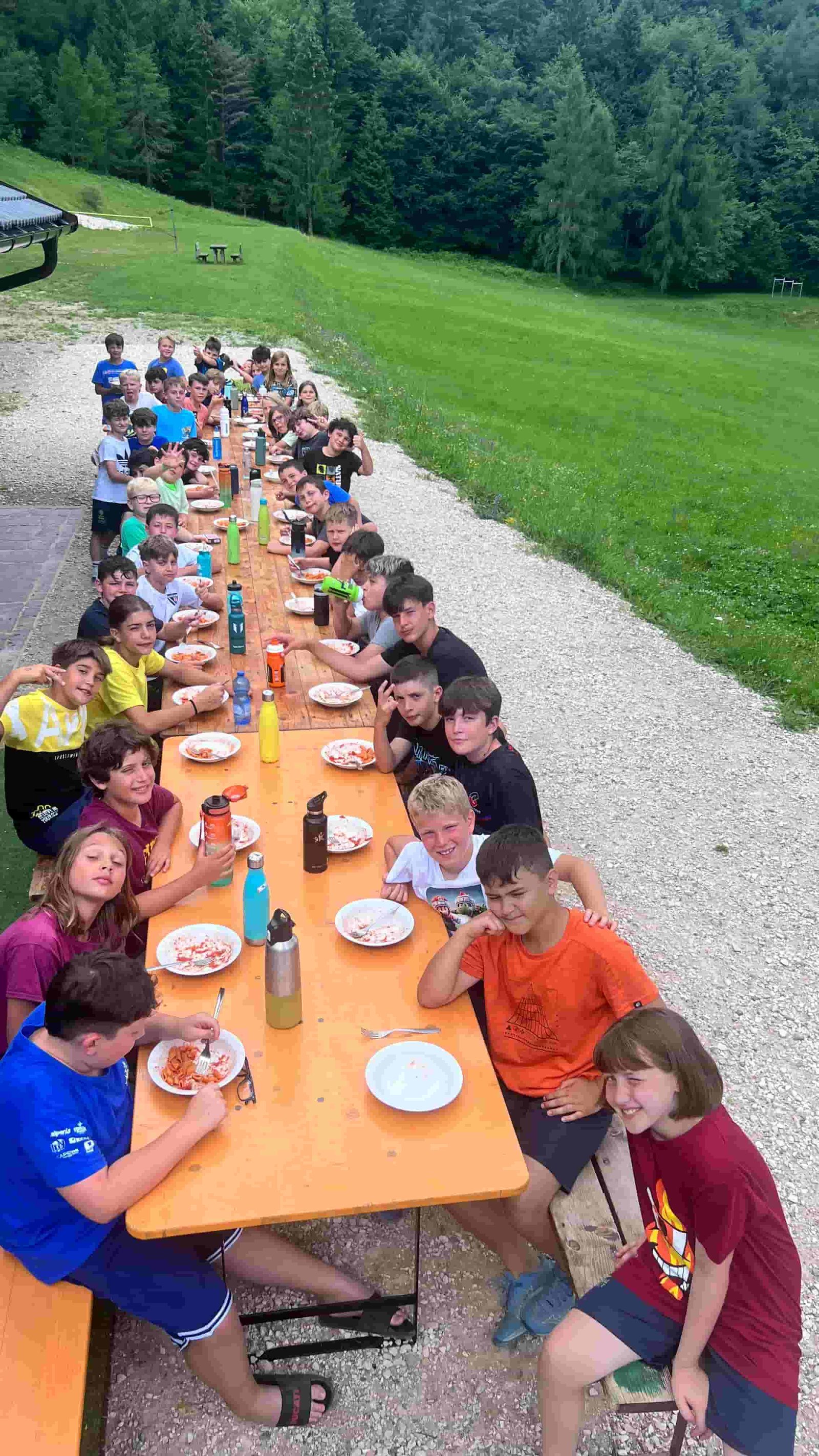 Il grande tavolo comune durante il pranzo al camp