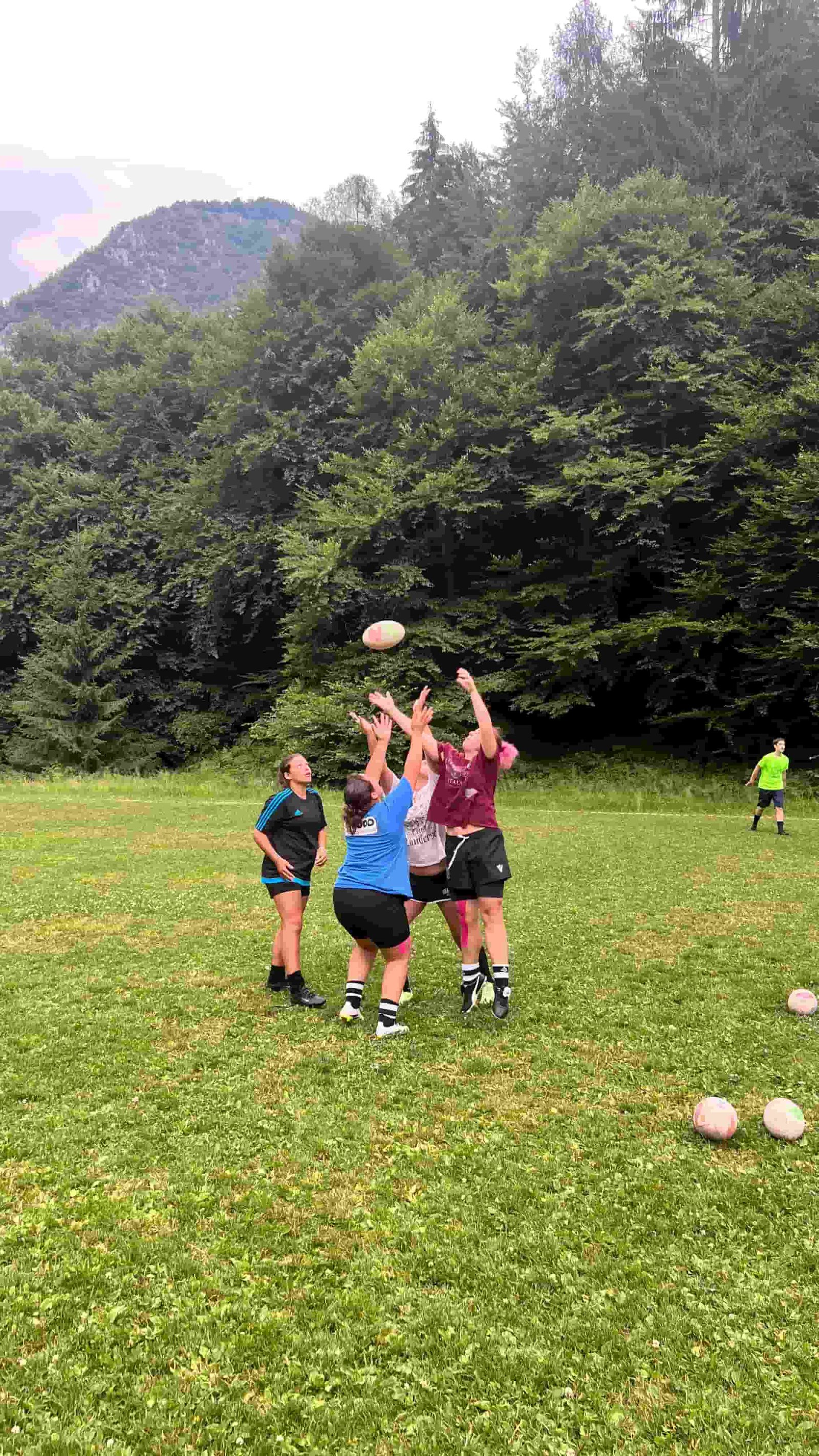 Pallone conteso in aria durante una partita nel prato del camp