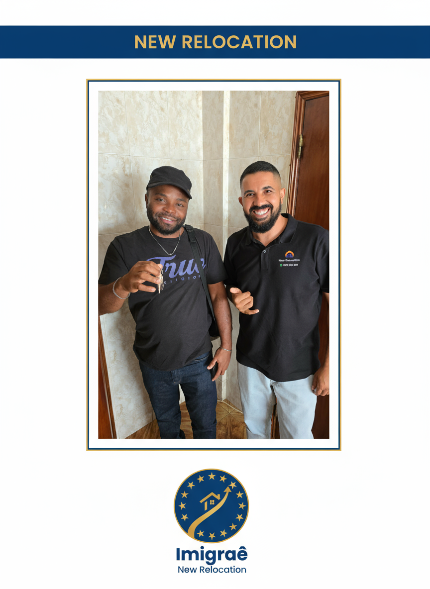 Cliente feliz com as chaves de sua nova casa em Portugal, com a ajuda da Imigraê New Relocation