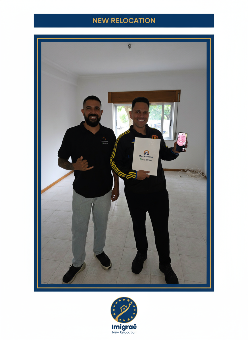 Cliente sorrindo em seu novo apartamento vazio em Portugal, com a Imigraê New Relocation