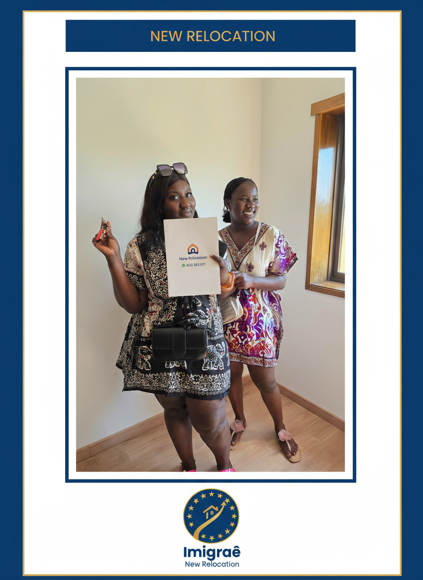Duas clientes sorrindo com documentos da Imigraê New Relocation, celebrando a mudança para Portugal