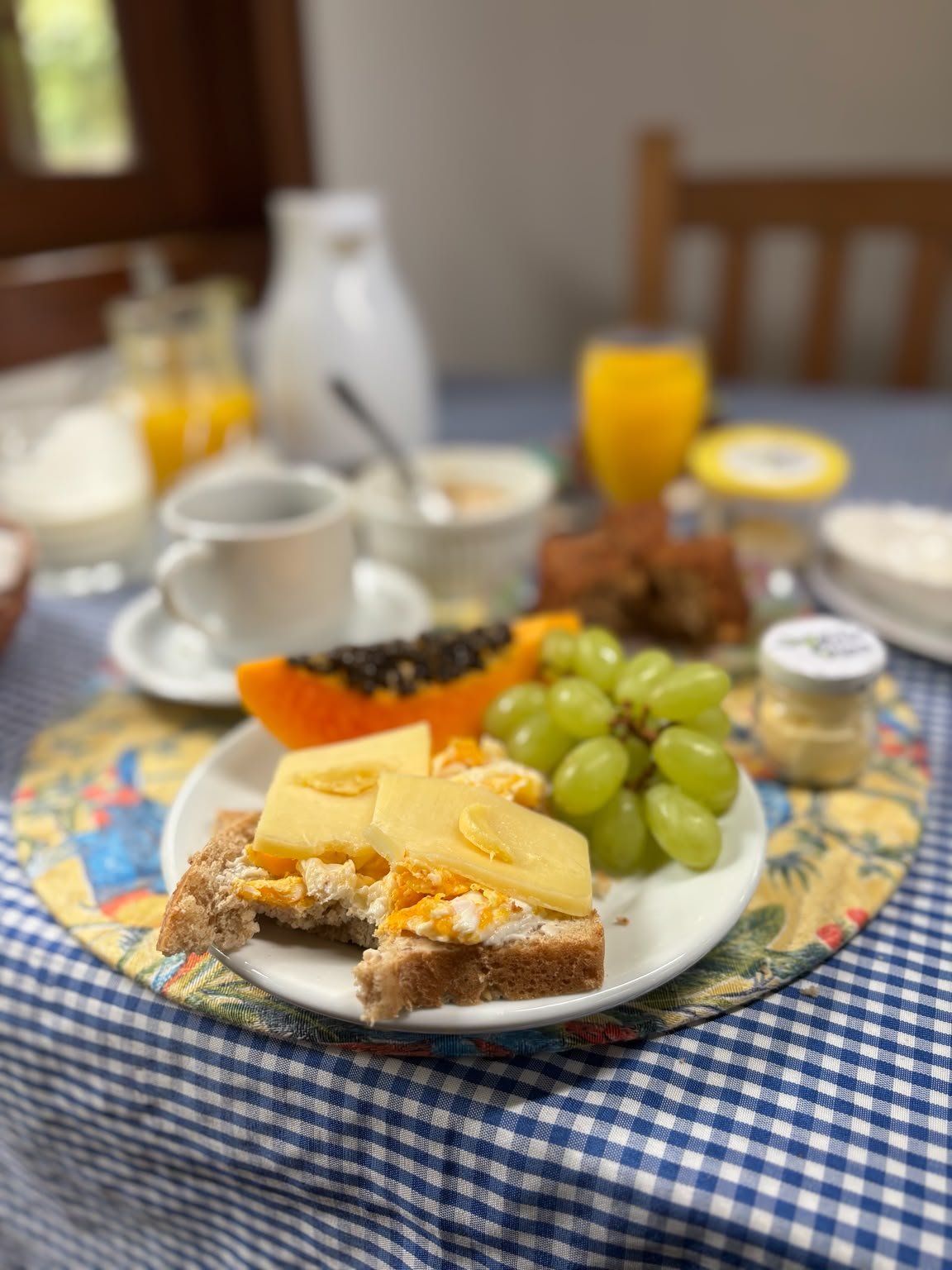 Café passado, mesa posta e carinho.