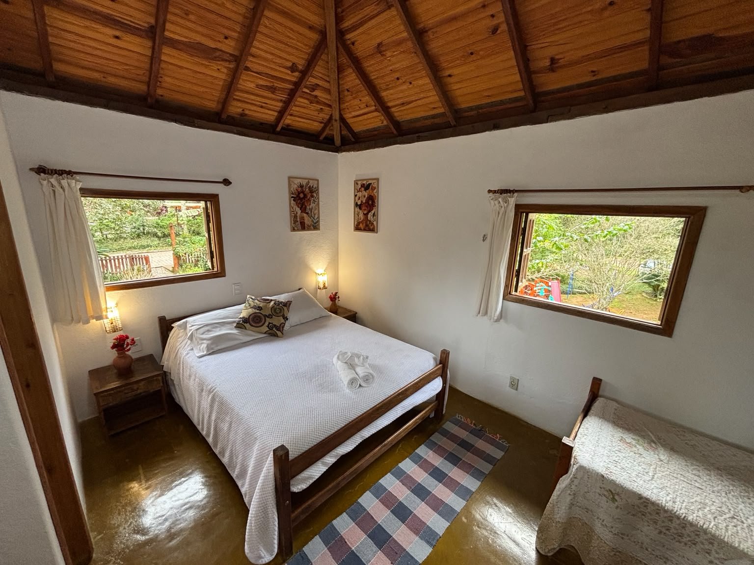 Quartos com roupa de cama