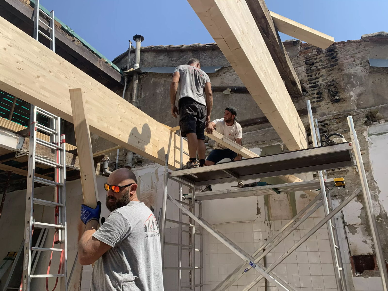 Équipe Les Compagnons Couvreurs en action sur un chantier de rénovation de toiture