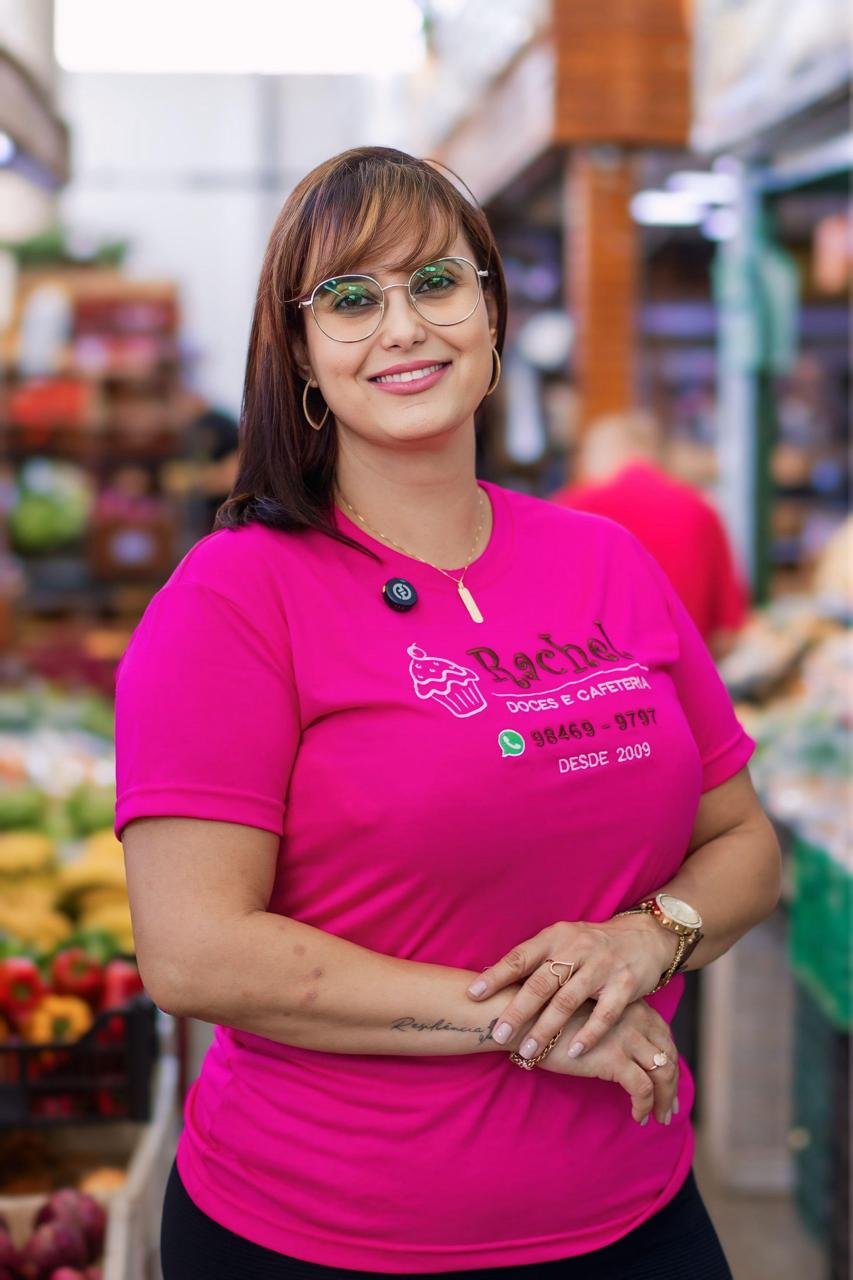 Rachel do Doces, candidata a deputada distrital, sorrindo em uma feira livre