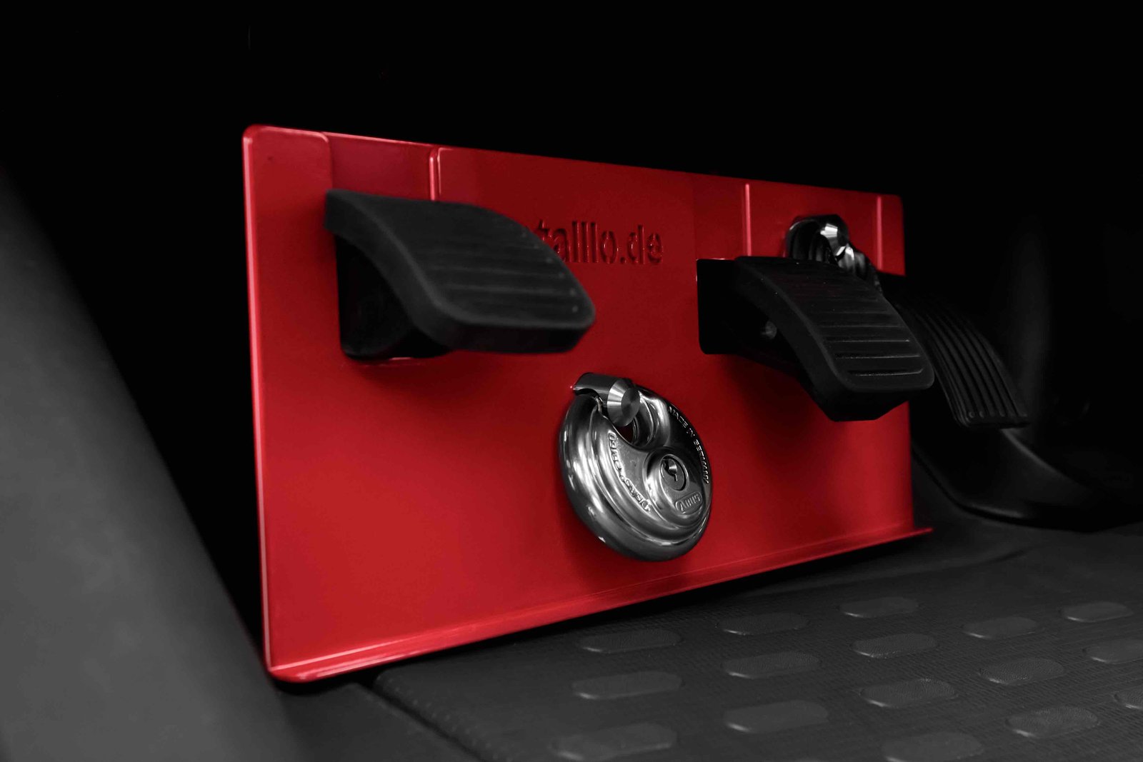 Pedalsperre montiert im Fußraum eines Fiat Ducato