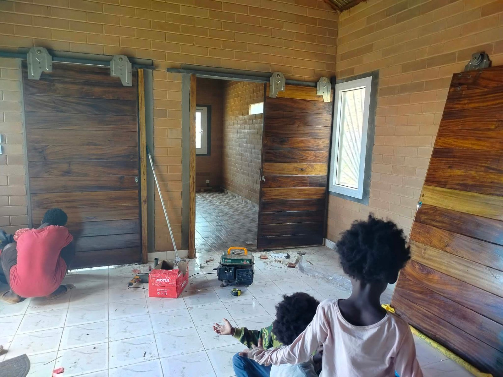Bois aux nuances chaudes dans une construction contemporaine