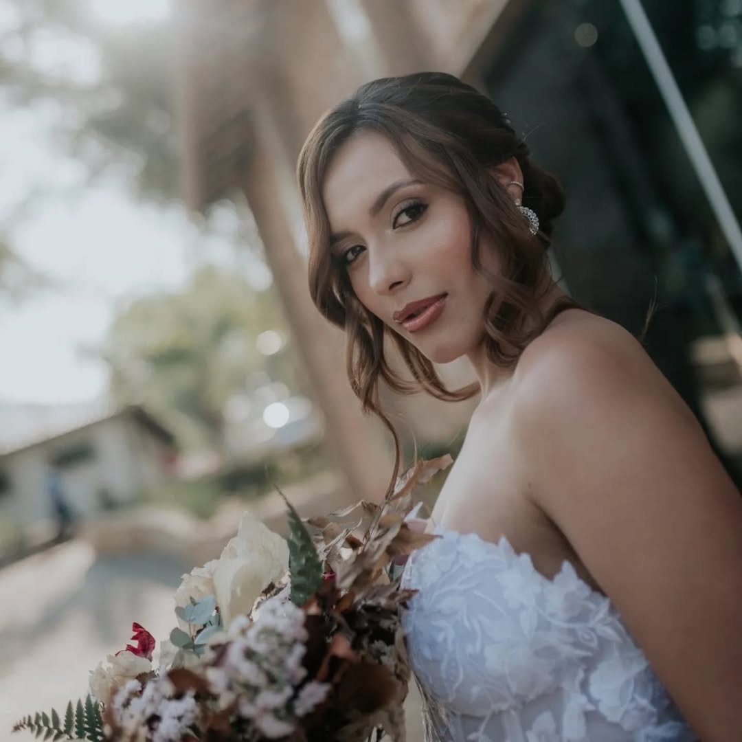 Noiva elegante em vestido deslumbrante no Atelier Andréa Freixo em São Gonçalo
