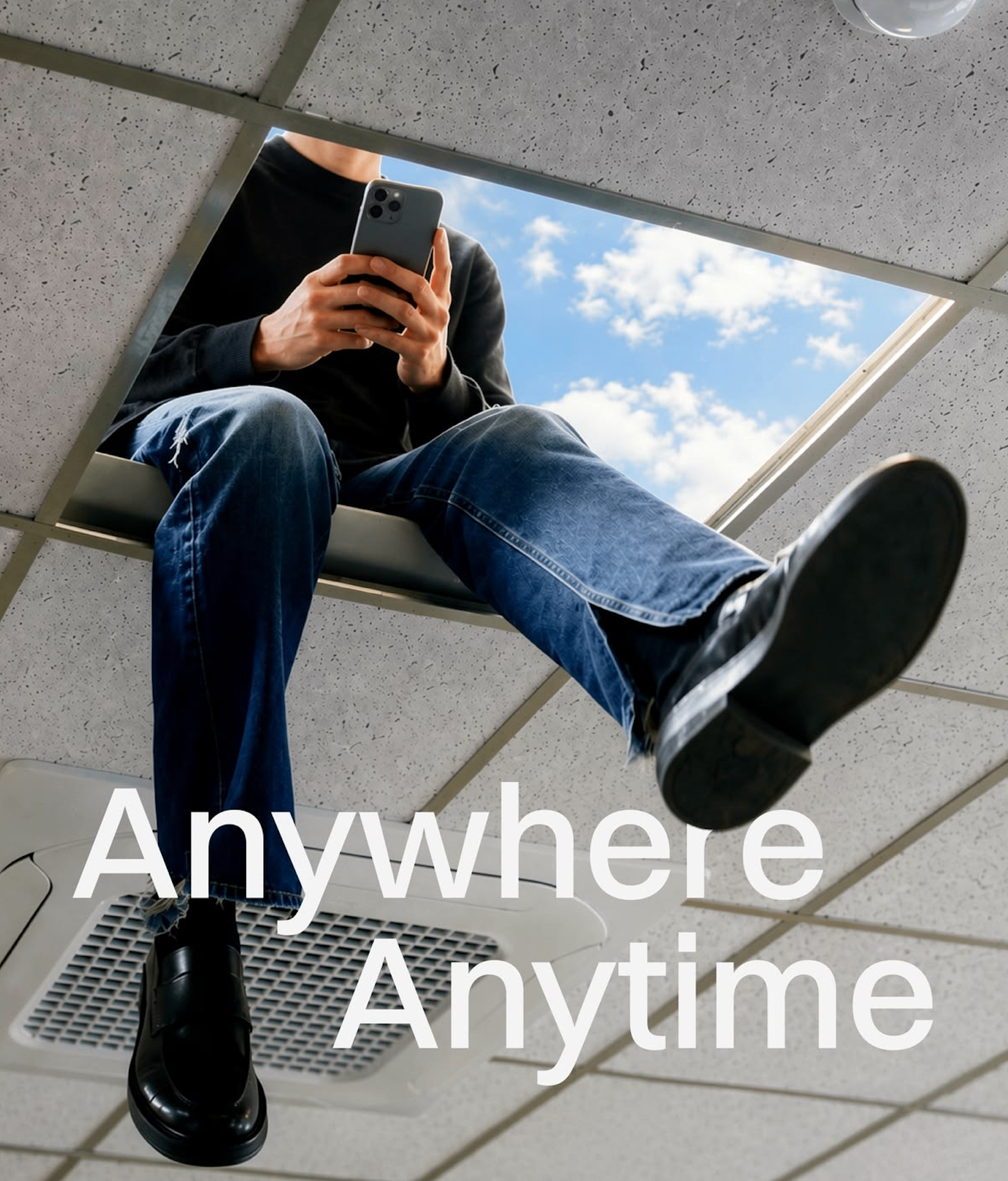Personne travaillant depuis son ordinateur, téléphone à la main, partout et à tout moment