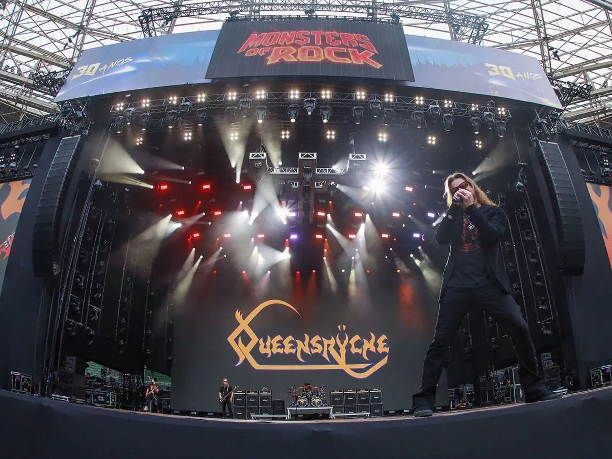 Palco e identidade visual do festival Monsters of Rock