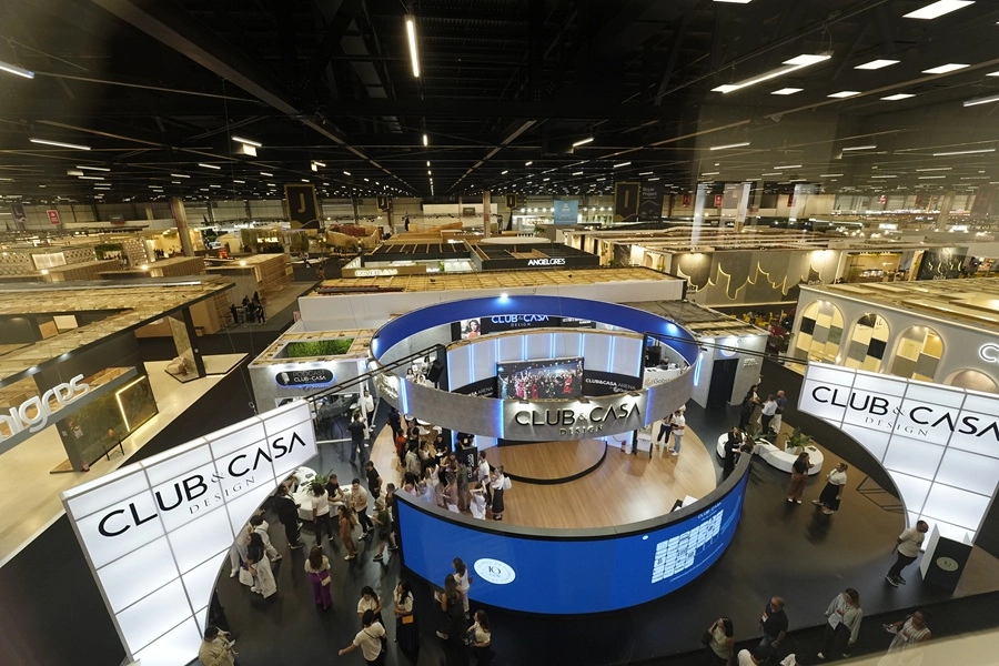 Vista interna de pavilhão e estandes da Expo Revestir