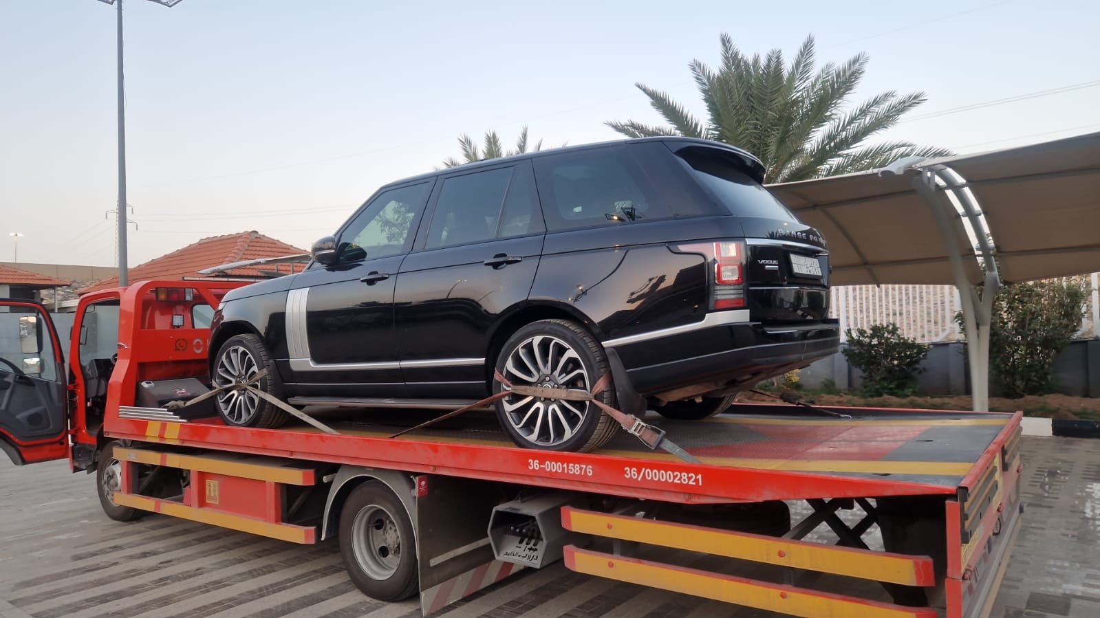 رنج روفر أسود على سطحة حمراء