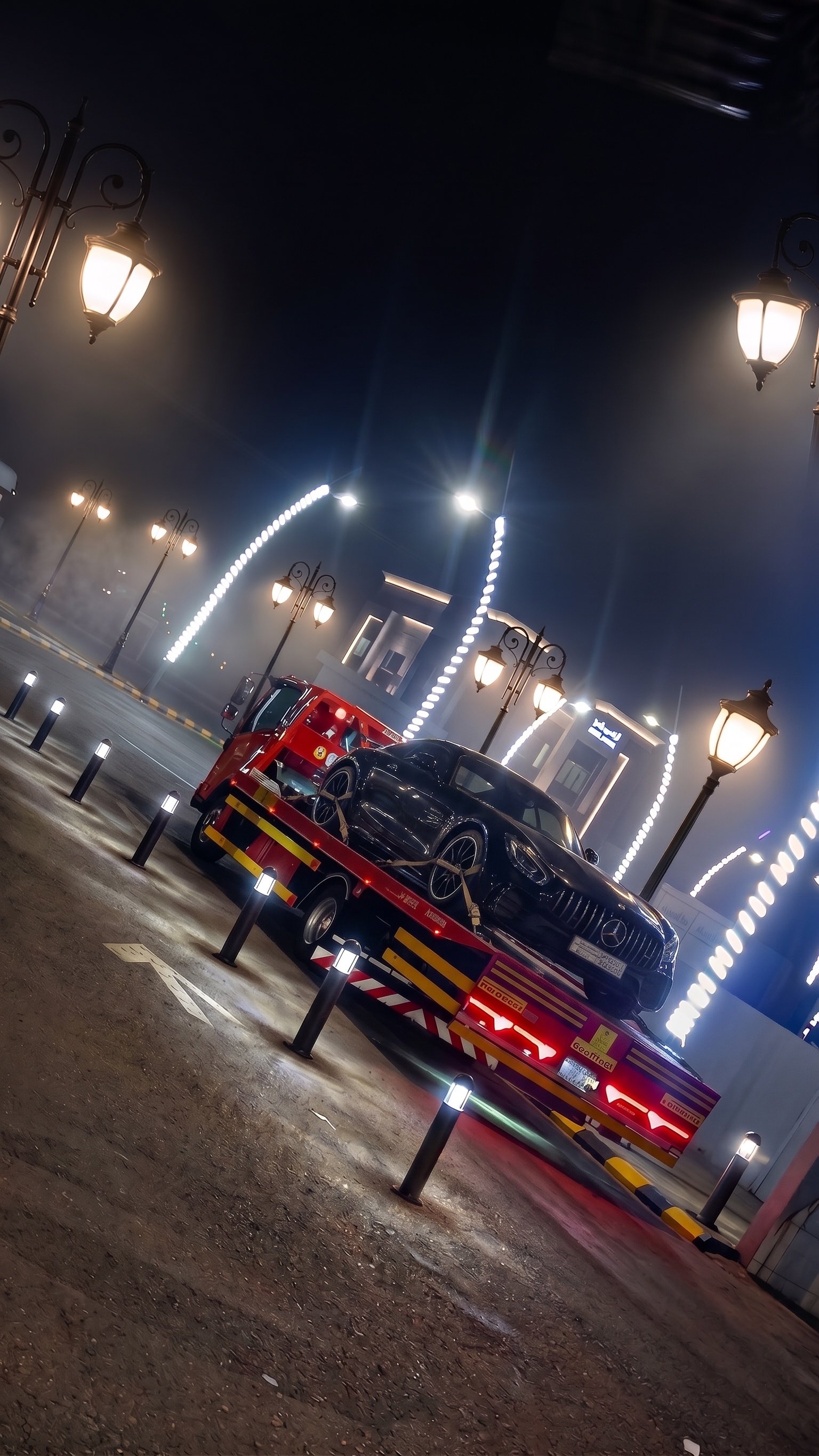 سطحة حمراء تنقل مرسيدس سوداء ليلاً في الرياض