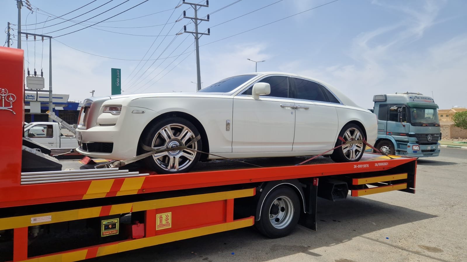 رولز رويس بيضاء مثبتة على سطحة نقل