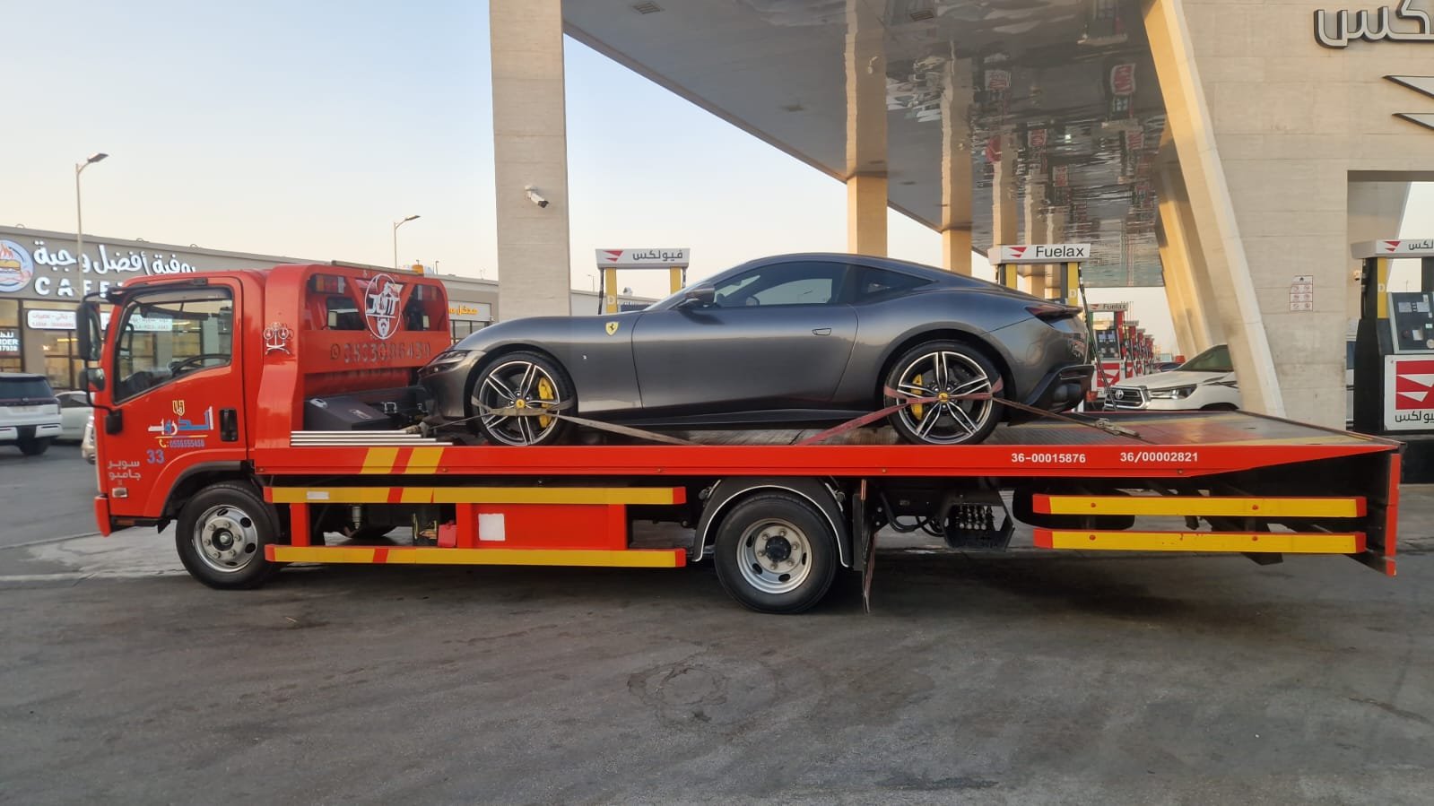 فيراري رمادية على سطحة هيدروليك حمراء