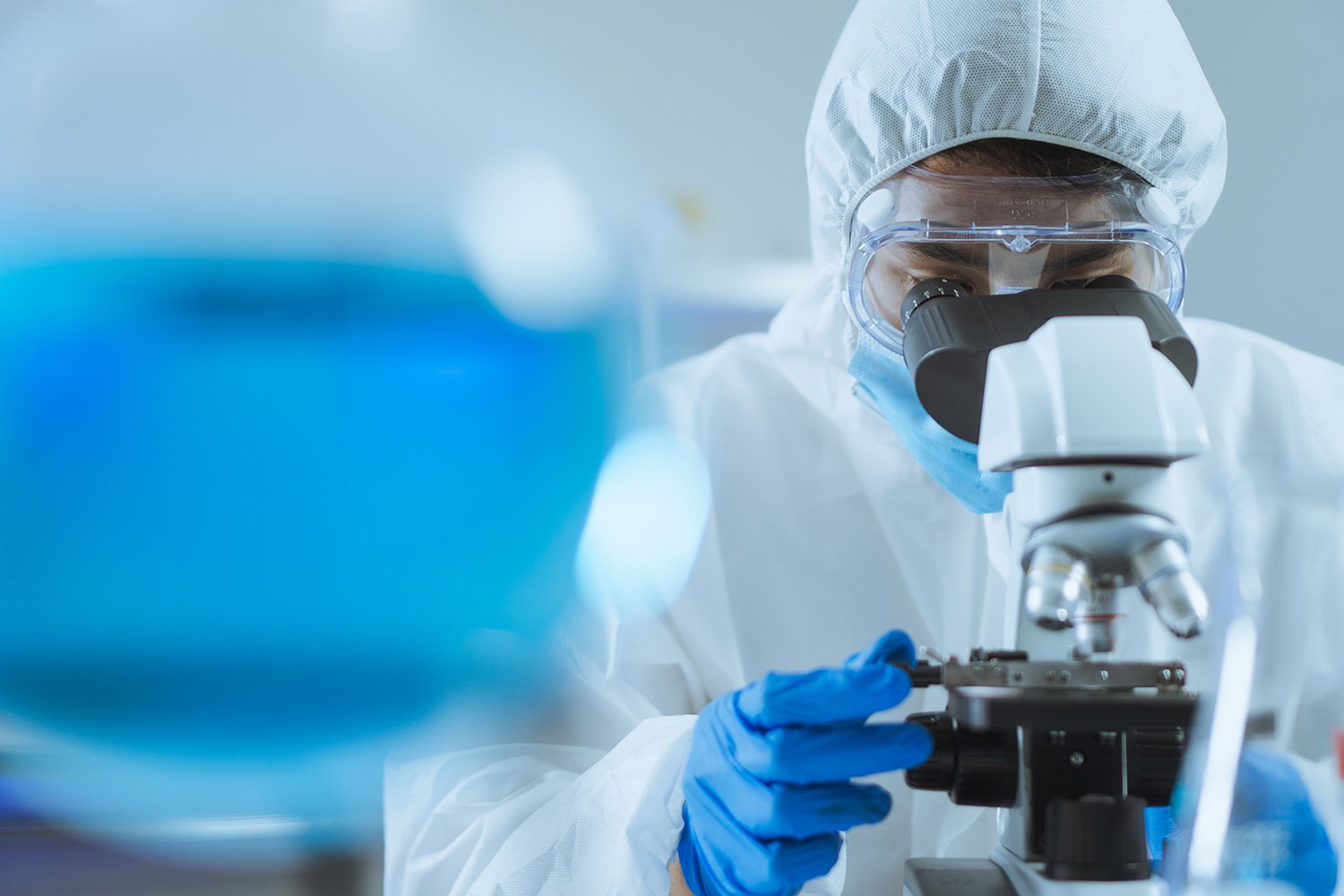 Laboratório clínico moderno com equipamentos de alta tecnologia