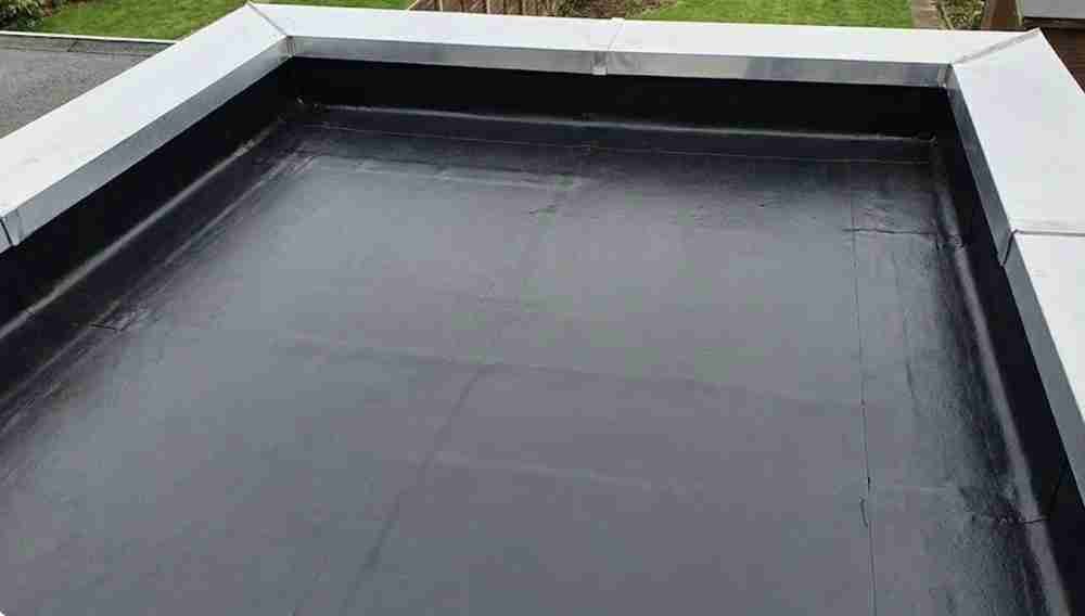 Toiture terrasse avec membrane d'étanchéité neuve après travaux