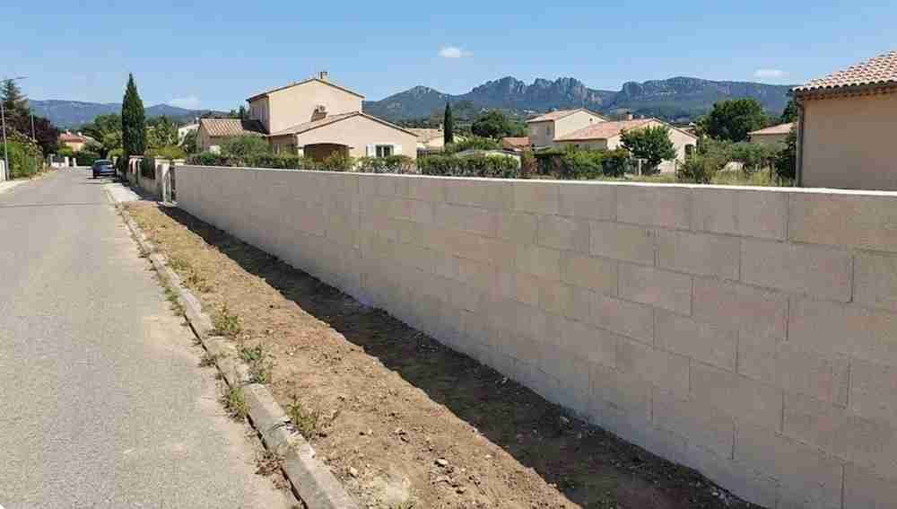 Mur neuf après travaux de maçonnerie