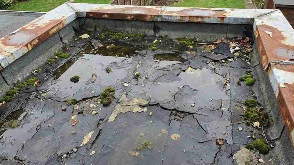 Toiture terrasse ancienne avec mousse et fissures avant étanchéité