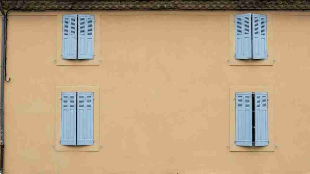 Façade propre et repeinte en beige après rénovation