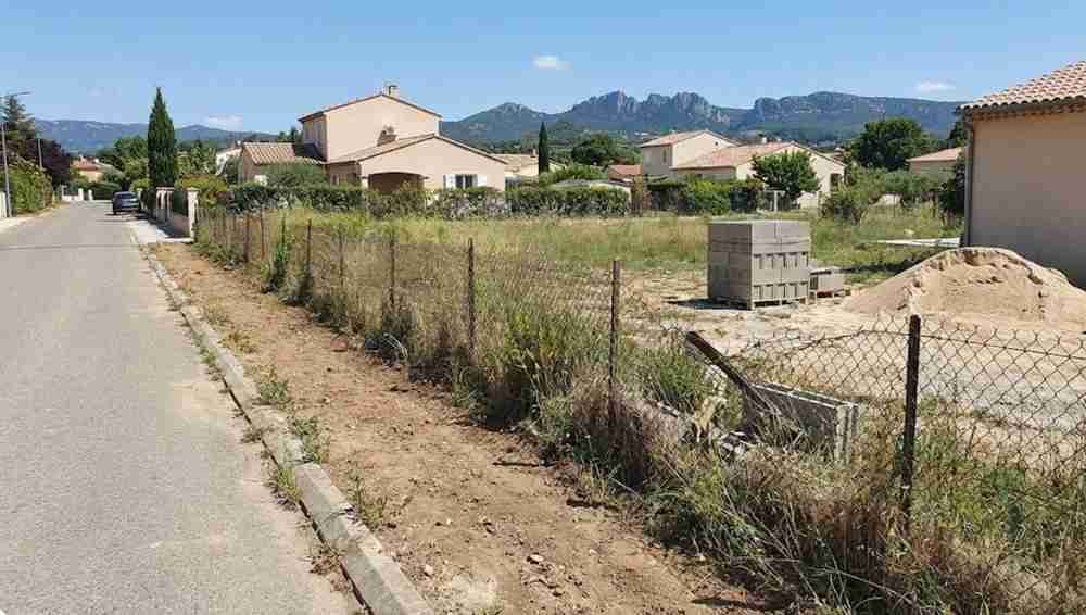 Terrain avant travaux de maçonnerie