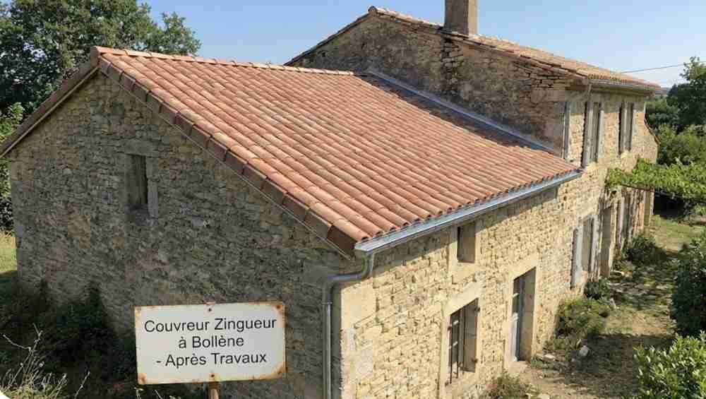 Maison ancienne avec toiture rénovée après travaux de couverture