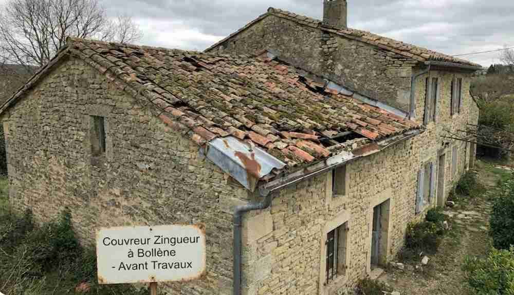 Maison ancienne avec toiture endommagée avant travaux de couverture