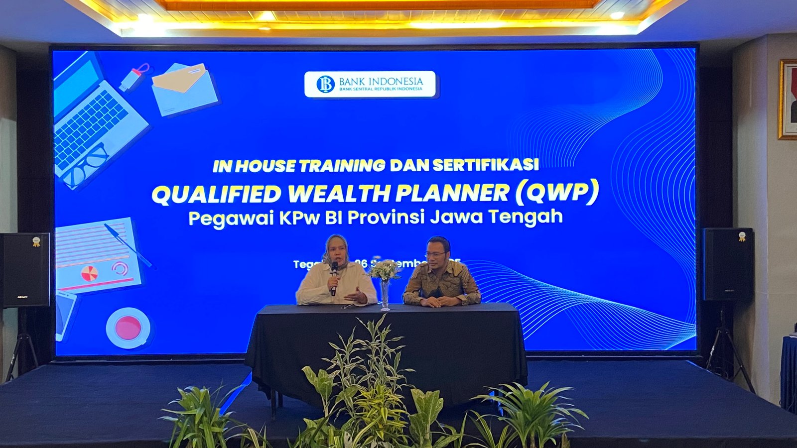 Gembong Suwito berbicara di acara training Bank Indonesia
