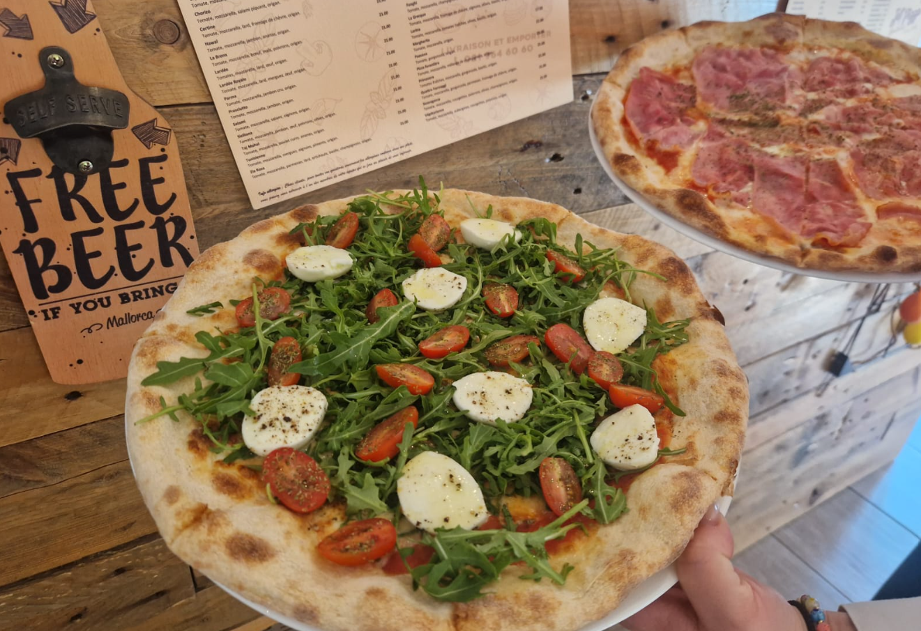 Pizza fraîchement préparée avec roquette