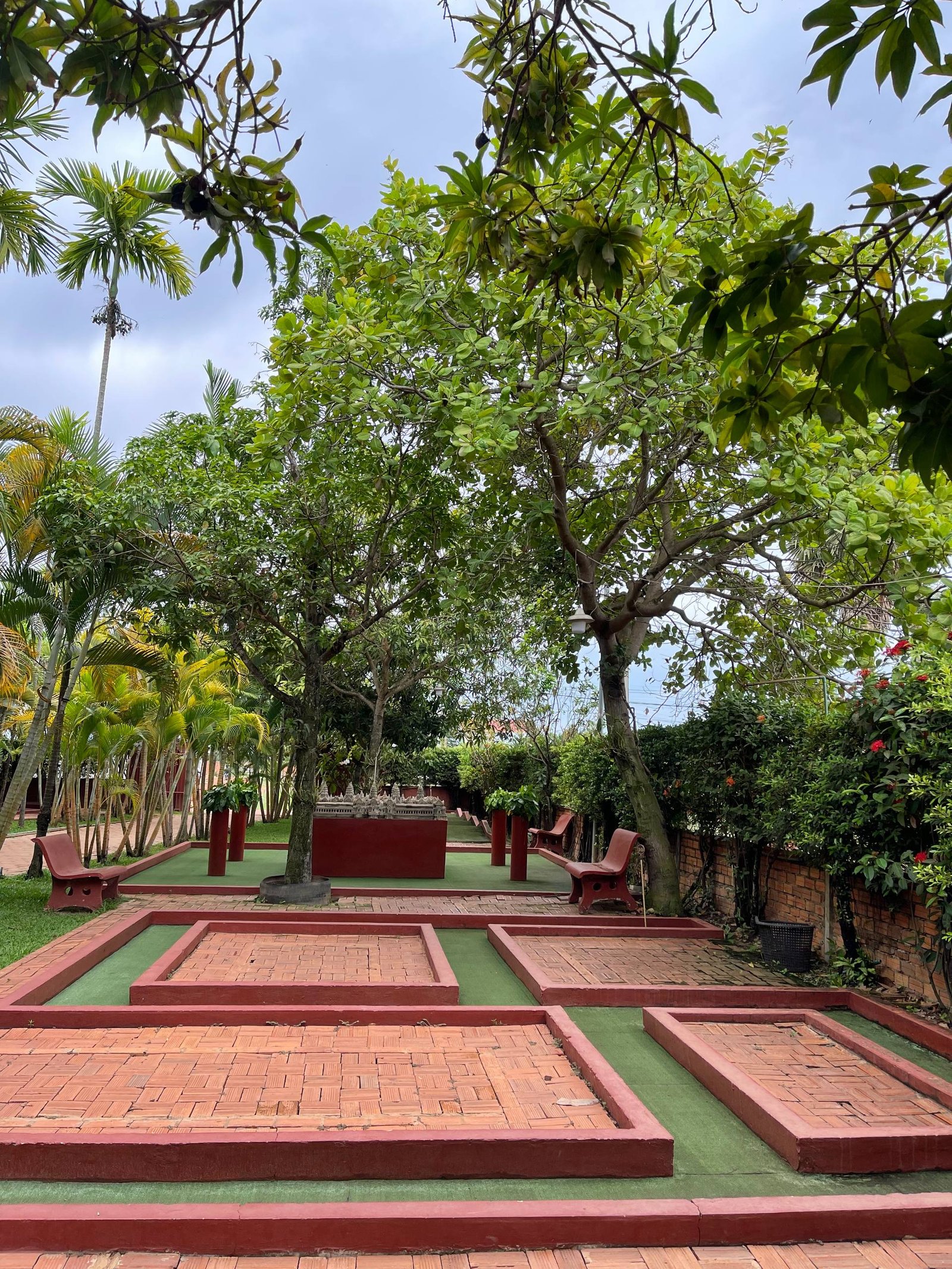 Open-air course under tropical trees
