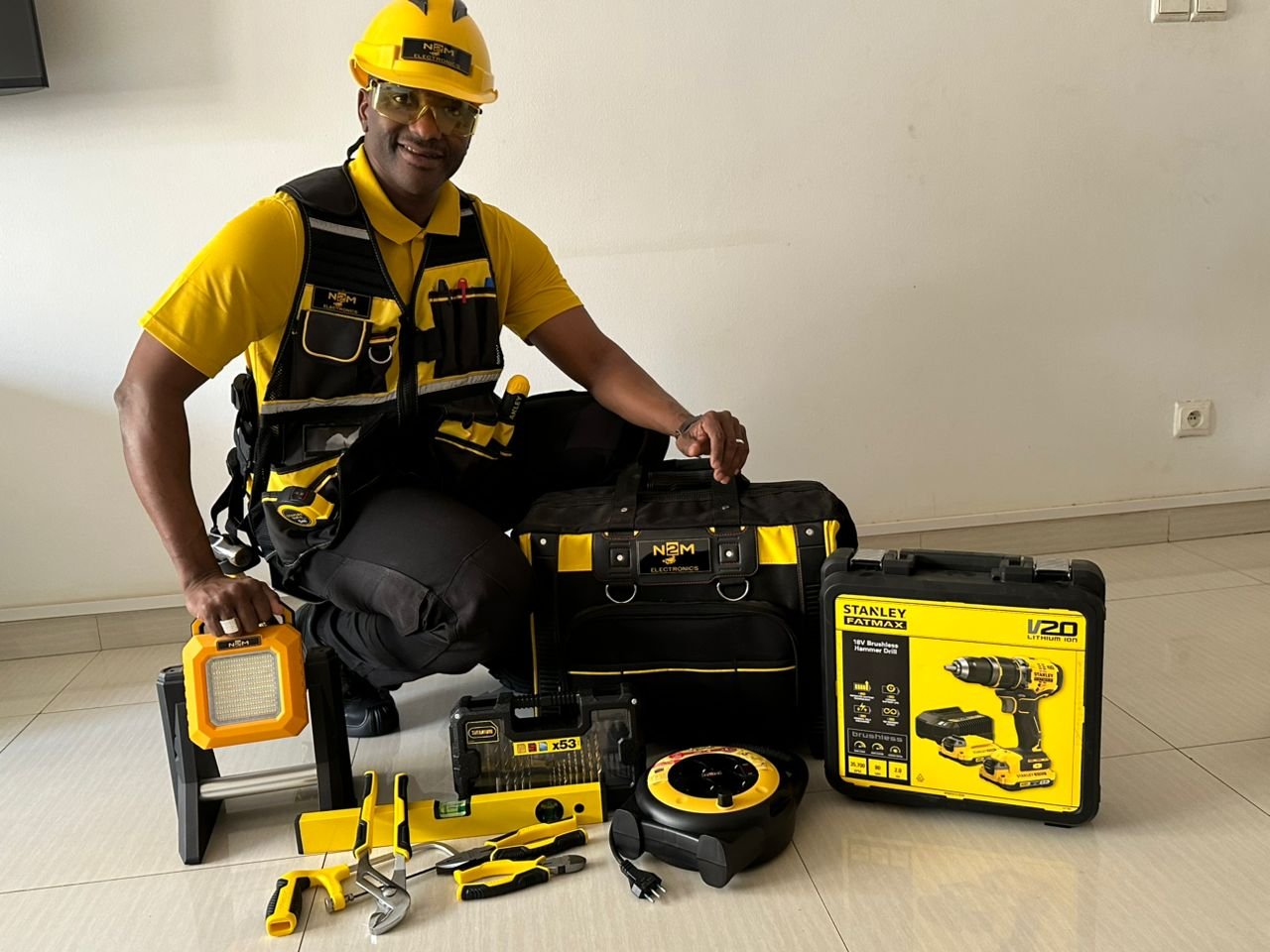 Technicien N2M équipé casque jaune - Sécurité électronique Dakar
