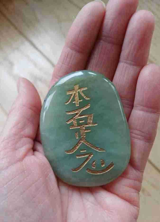 Reiki behandeling met zachte handoplegging