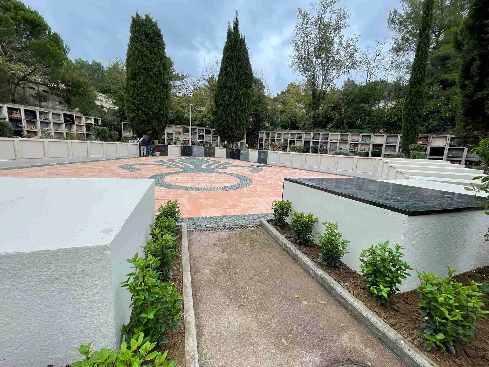 Rénovation cimetière - tombes militaires et zones commémoratives avec maçonnerie restaurée, cyprès et aménagement paysager