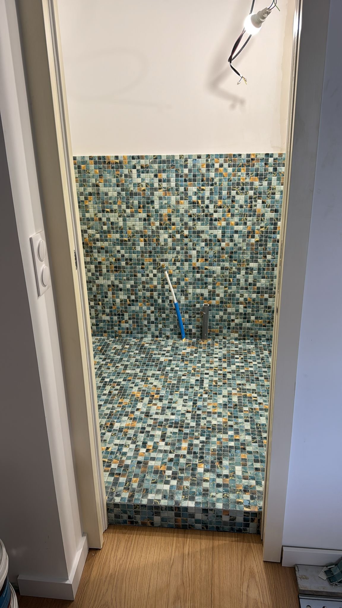 Angle de la salle de bain montrant le travail de mosaïque détaillé
