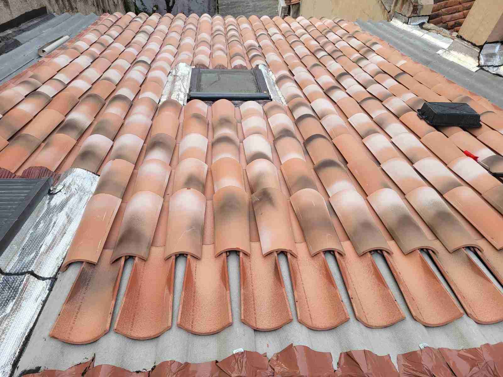 Toiture rénovée après intervention maçon couvreur