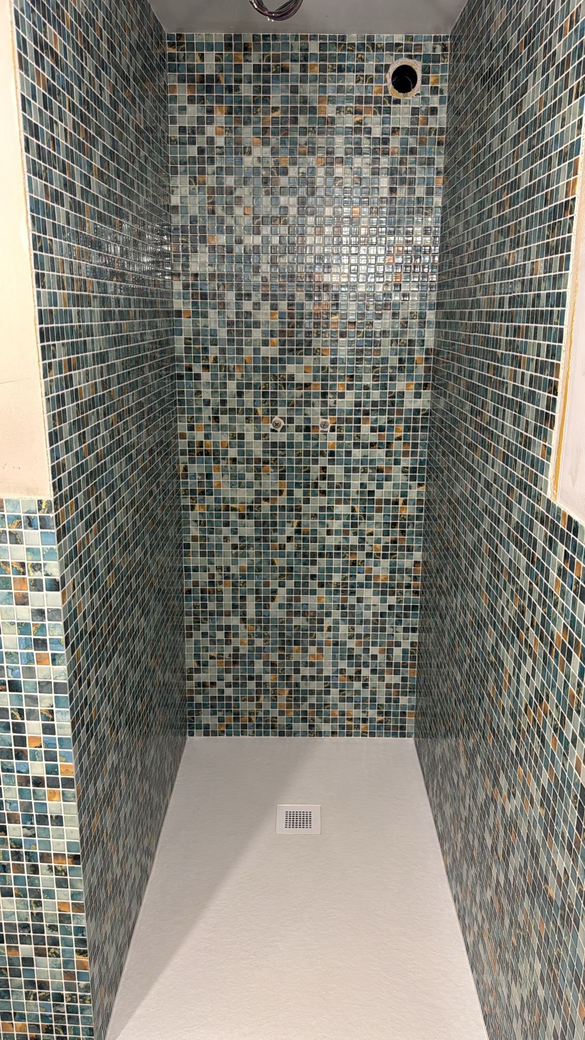 Installation moderne de la robinetterie et équipements sanitaires