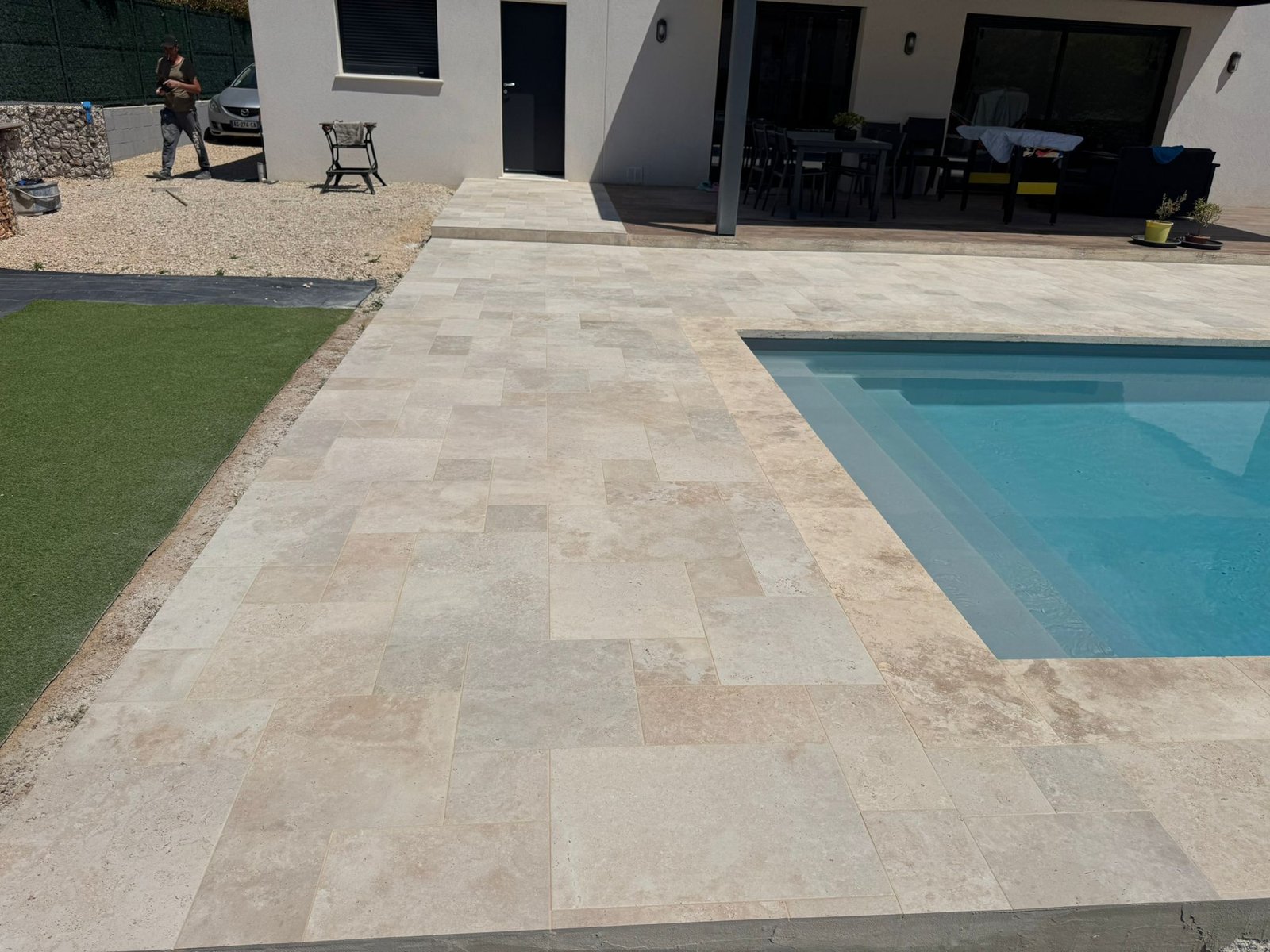 Vue complète de la piscine, de la grande terrasse et de la structure de la pergola