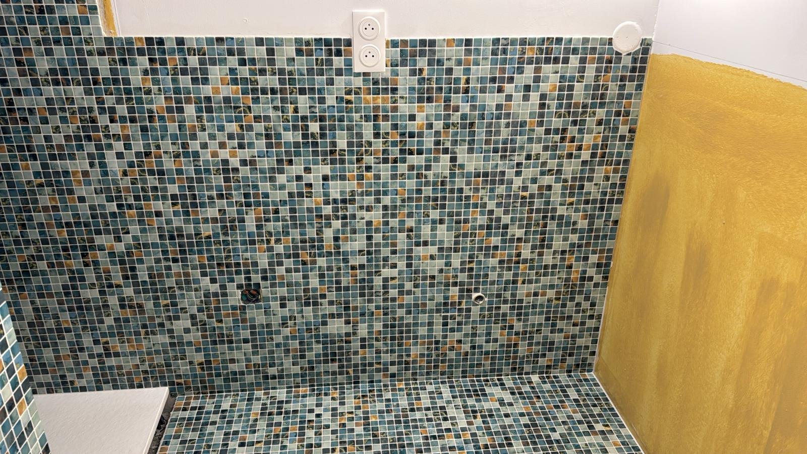 Vue complète de la salle de bain rénovée avec finitions professionnelles