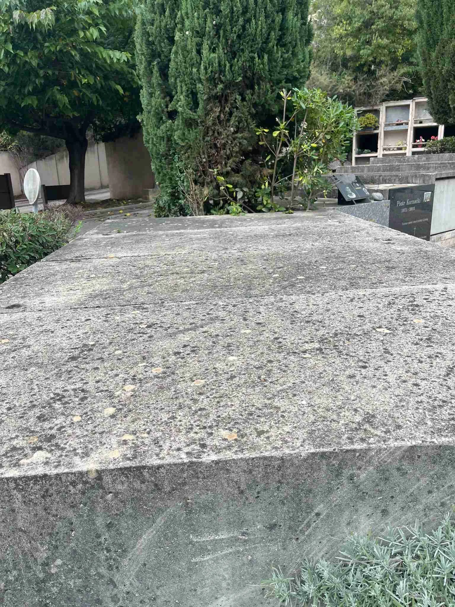 Rénovation cimetière - cour restaurée avec pavage, cyprès, zones commémoratives et aménagement paysager