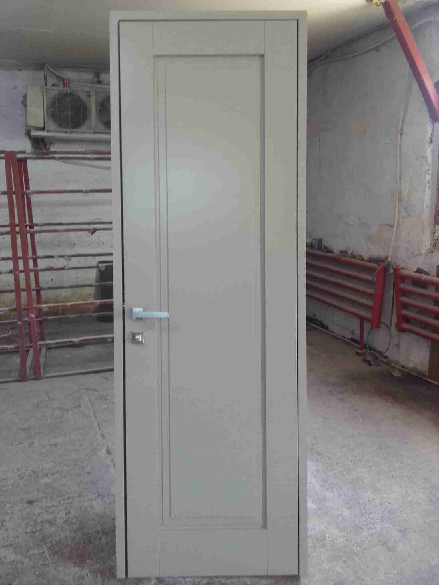 Porte élégante moulures chantier rénovation