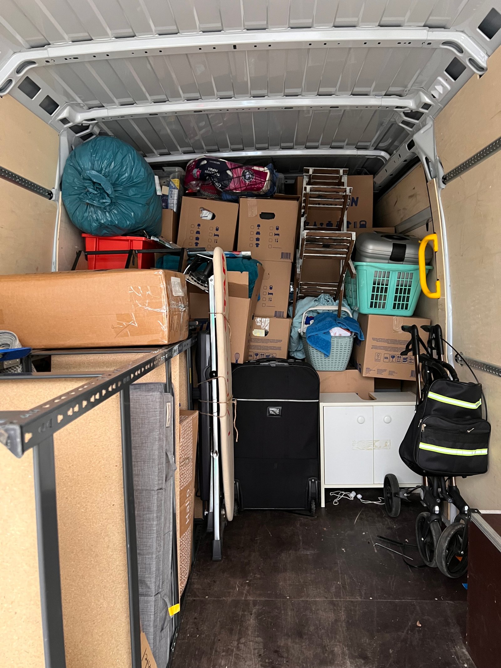 Beladener Trailero-Transporter mit Rollator, Koffern und Kartons bei einem Seniorenumzug