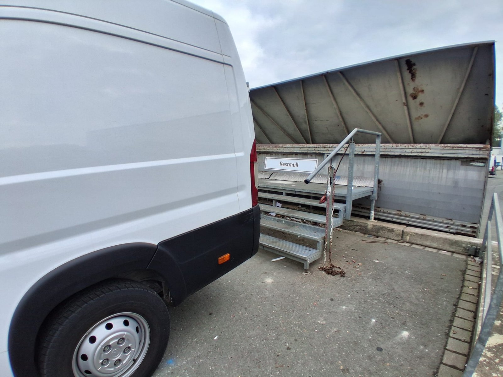 Trailero-Transporter neben einem Restmüll-Container bei der Sperrmüllabholung